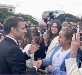 Baine de foule Macron ©Caledonia