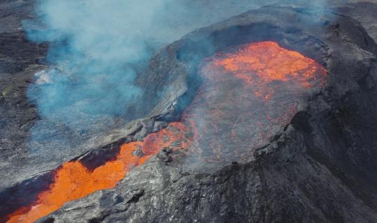 Des volcans et des hommes